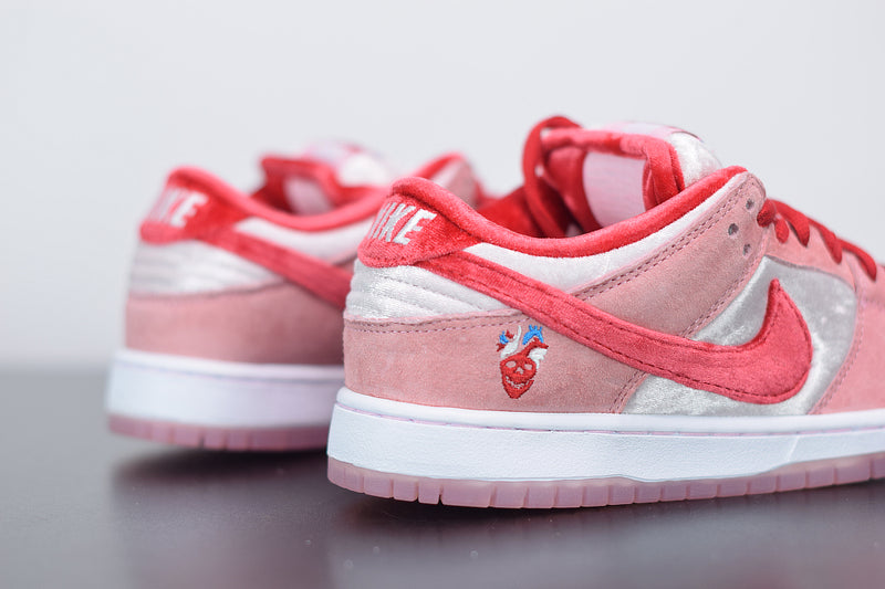 NIKE SB DUNK LOW "STRANGE LOVE"