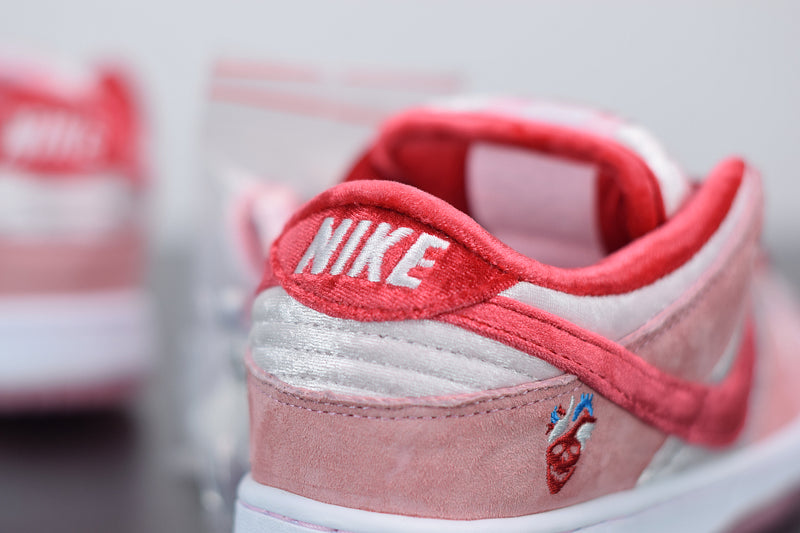 NIKE SB DUNK LOW "STRANGE LOVE"