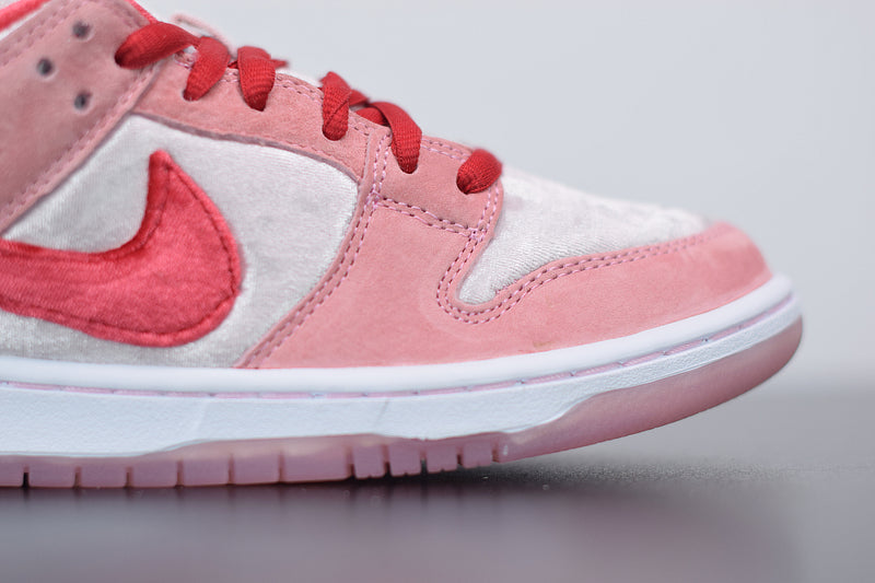 NIKE SB DUNK LOW "STRANGE LOVE"