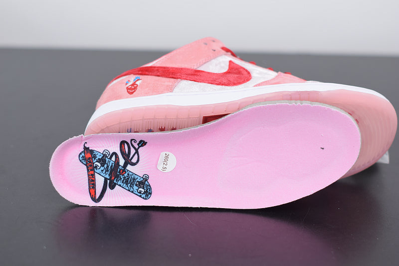 NIKE SB DUNK LOW "STRANGE LOVE"