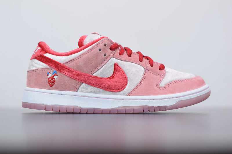 NIKE SB DUNK LOW "STRANGE LOVE"