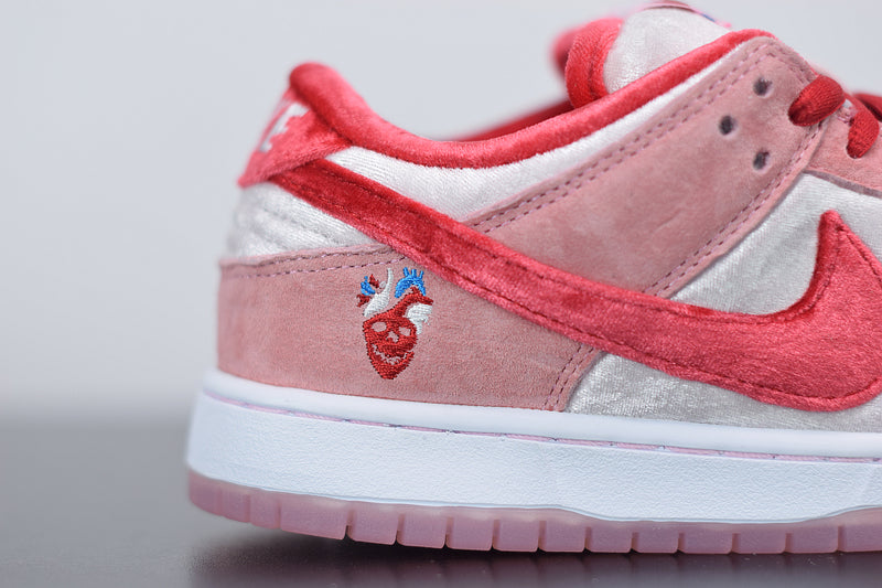 NIKE SB DUNK LOW "STRANGE LOVE"