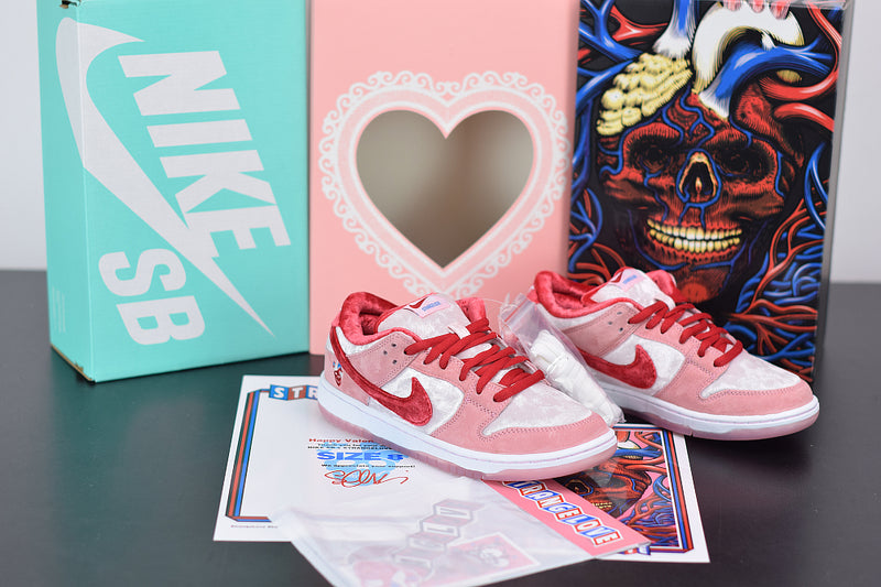 NIKE SB DUNK LOW "STRANGE LOVE"