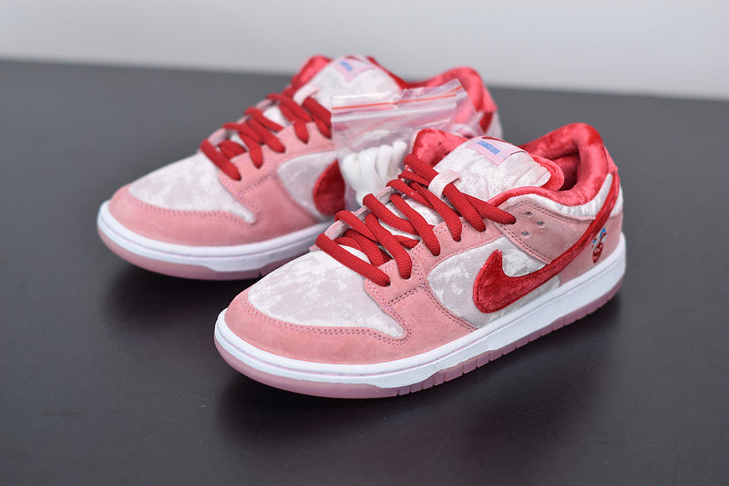 NIKE SB DUNK LOW "STRANGE LOVE"