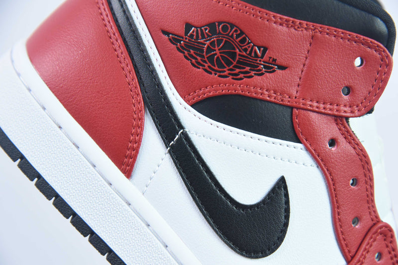 AIR JORDAN 1 MID "CHICAGO BLACK TOE"