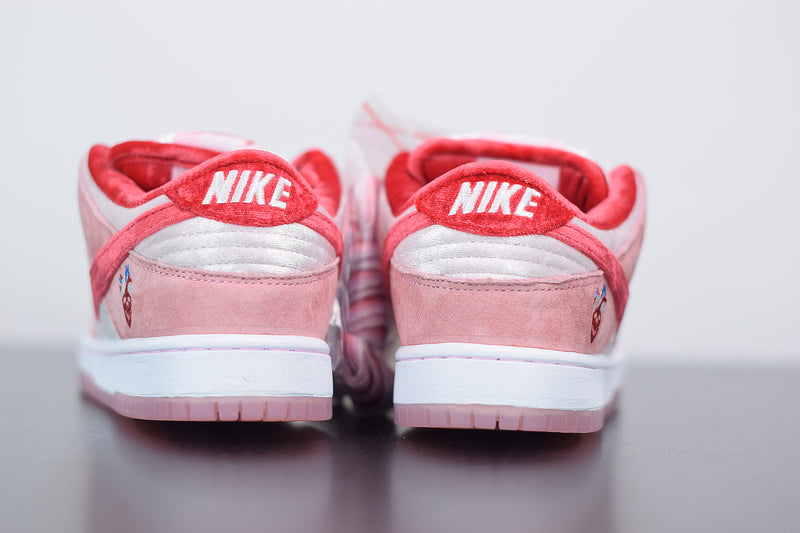 NIKE SB DUNK LOW "STRANGE LOVE"